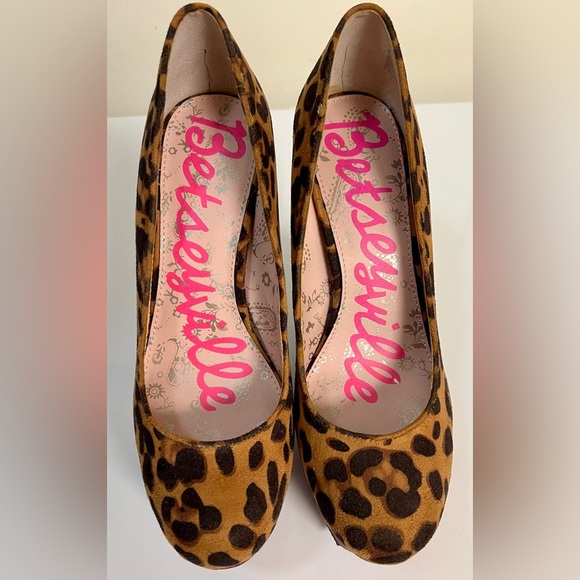 Betseyville Gracie Leopard Purple
Platform Stiletto 5 1/2 inch Heel size 7 EUC - Picture 2 of 11